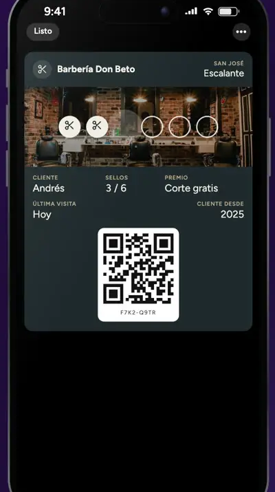 Tarjeta de sellos digital de Fidelizaa con código QR en Apple Wallet, en un iPhone