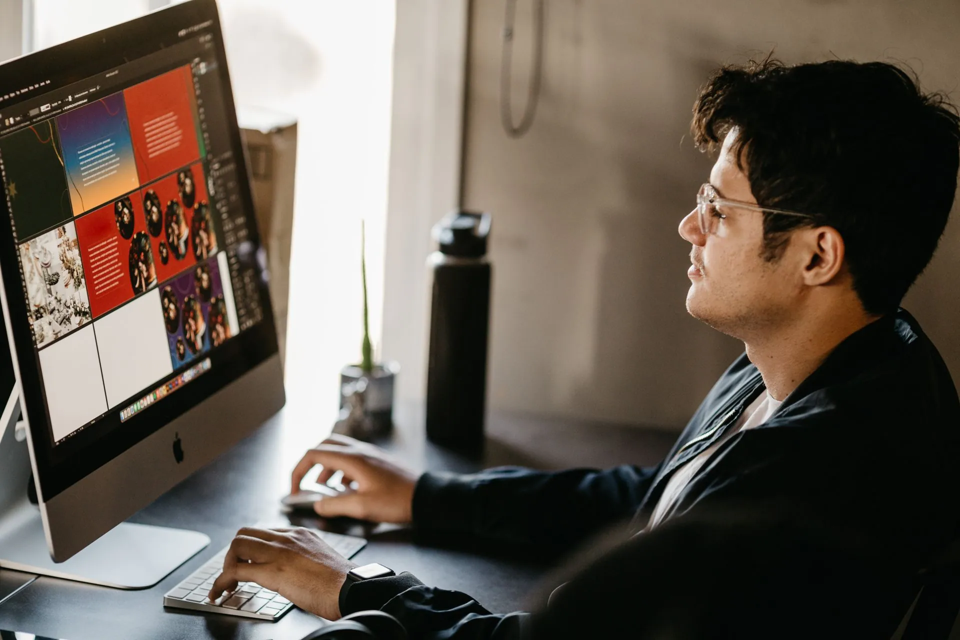 Diseñador web costarricense trabajando en el diseño de una página